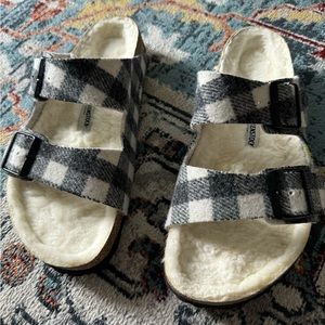 Birkenstock Arizona sandals, shearling footbed, Women’s size 9, Men’s size 7